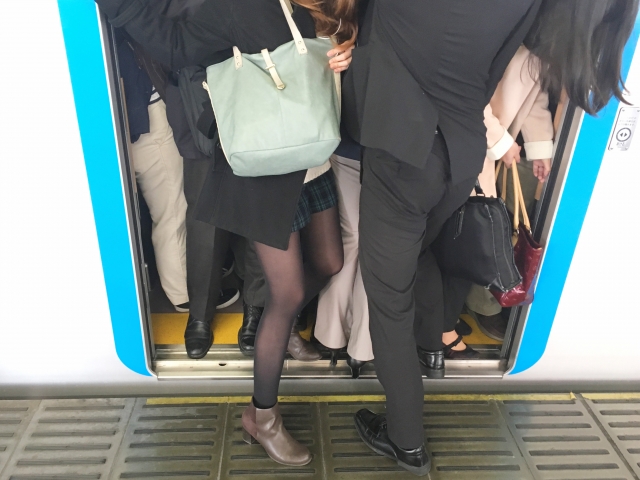 ストレスのかかる満員電車