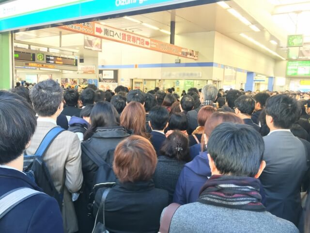 運転見合わせで混乱する駅