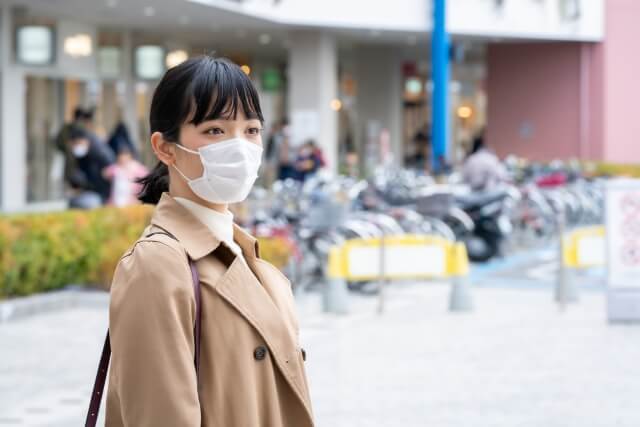 マスクをした女性 (1)