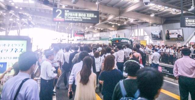 密になってる駅のホーム