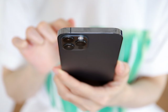 スマホを使う手元