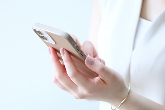 「携帯から会社の電話番号で発信」を実現する2つの方法｜外出時やテレワーク中の課題を解決