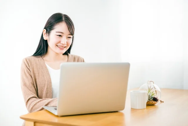 テレワークする女性