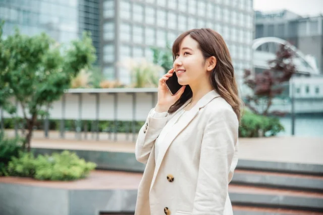 通話する女性